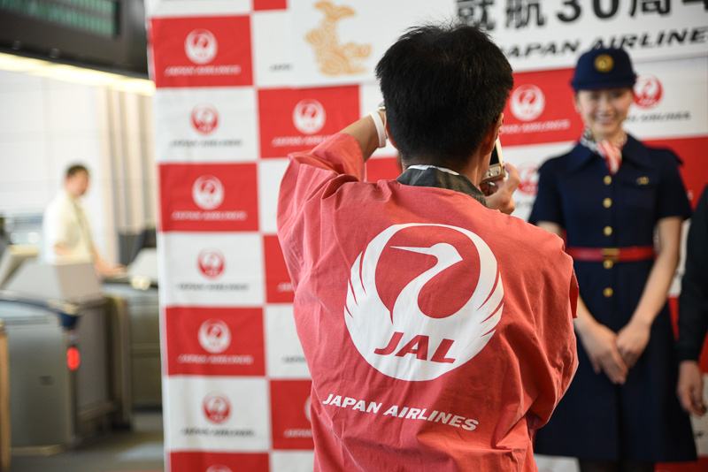 8番搭乗口では、就航当時の6代目制服を着たCAとの記念写真を撮影できるようになっていた。撮影ははっぴを着たJALスタッフが行なってくれる