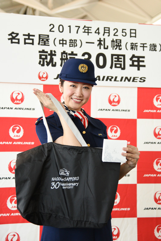 搭乗客にプレゼントされたオリジナルバッグと石屋製菓のチョコレート