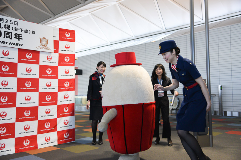 搭乗便に乗務する、現在の制服を着たCAも登場