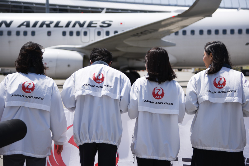 棚橋支配人によると、この白いジャケットを着た4名のスタッフは新入社員とのこと。初の大規模イベント参加