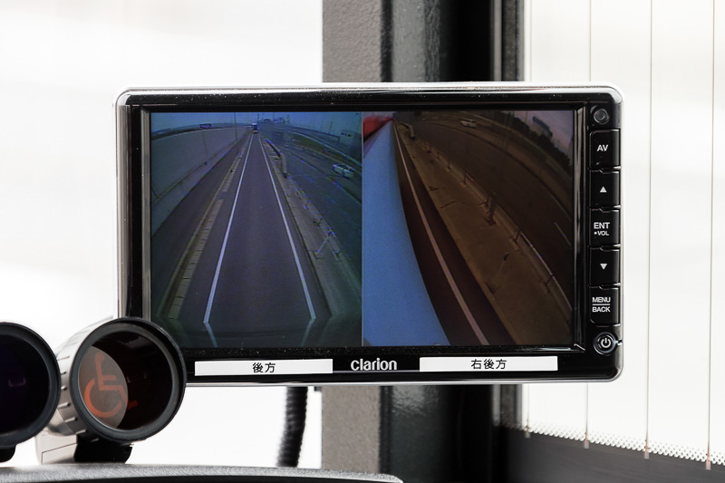 確認用のモニターが並ぶ