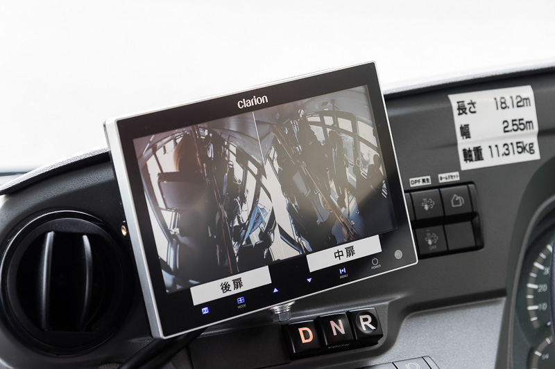 確認用のモニターが並ぶ