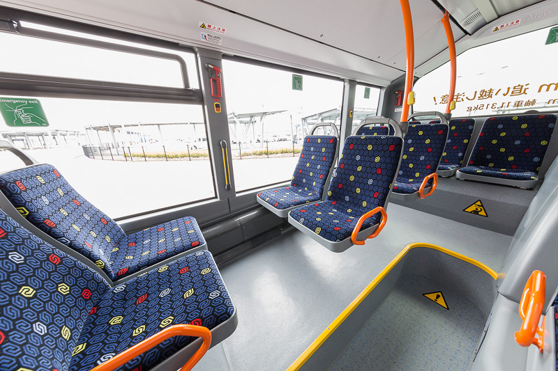 奥に向かって段差がある