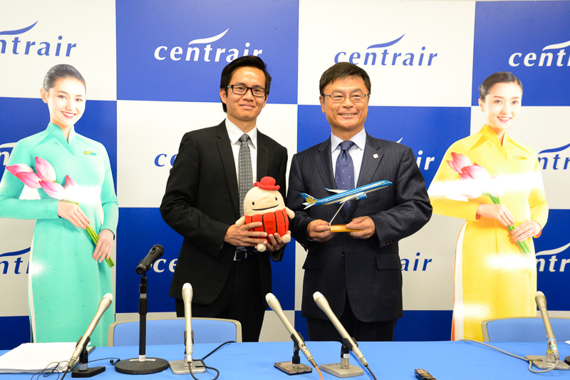 会見を行なったベトナム航空 日本地区総支配人のグエン・クアン・チュン氏と中部国際空港株式会社の代表取締役社長の友添雅直氏