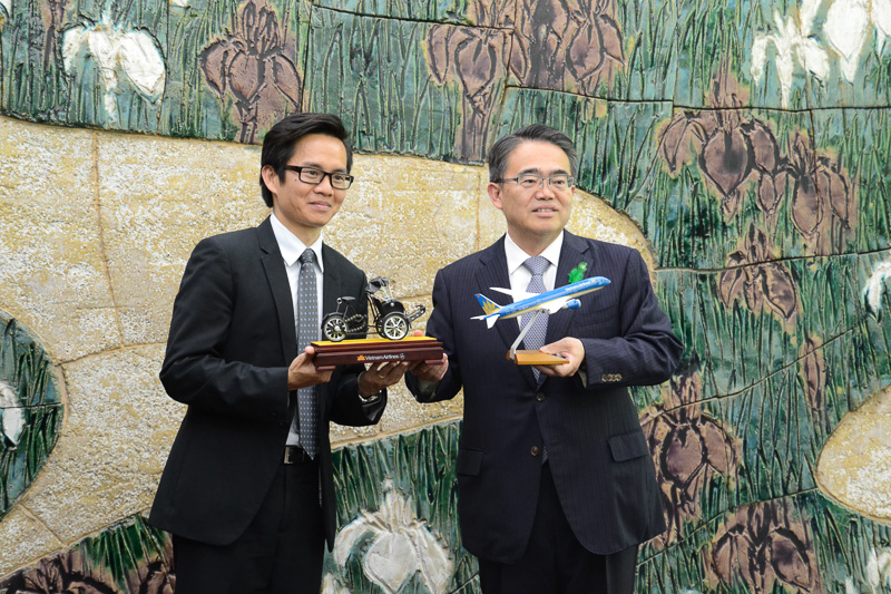 ベトナム航空 日本地区総支配人のグエン・クアン・チュン氏が愛知県知事 大村秀章氏への表敬訪問