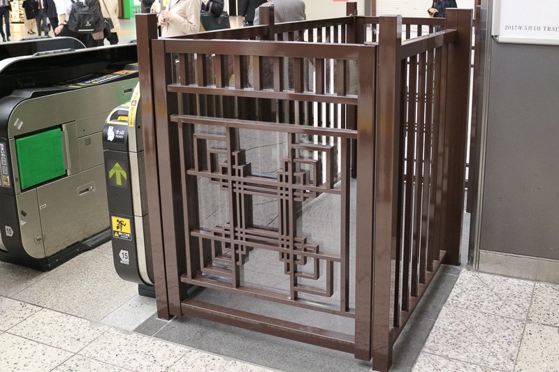 上野駅中央改札口の脇に、TRAIN SUITE 四季島専用のゲートが設けられており、乗客はここから入場する