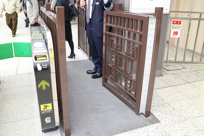 上野駅中央改札口の脇に、TRAIN SUITE 四季島専用のゲートが設けられており、乗客はここから入場する
