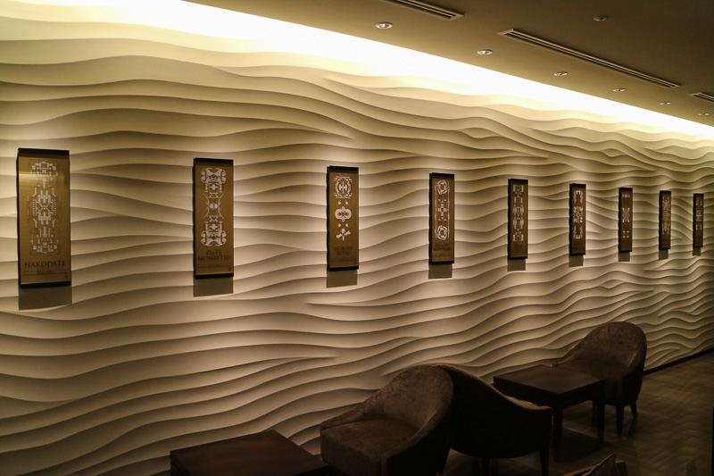 ラウンジ内にはTRAIN SUITE 四季島が停車する各エリアを象徴するバナーが展示されている