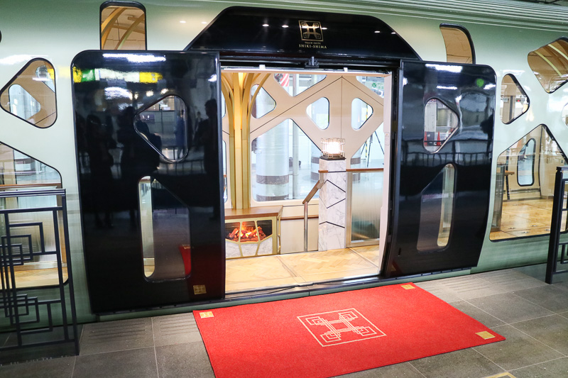 TRAIN SUITE 四季島への乗車は10両編成の5号車から行なう