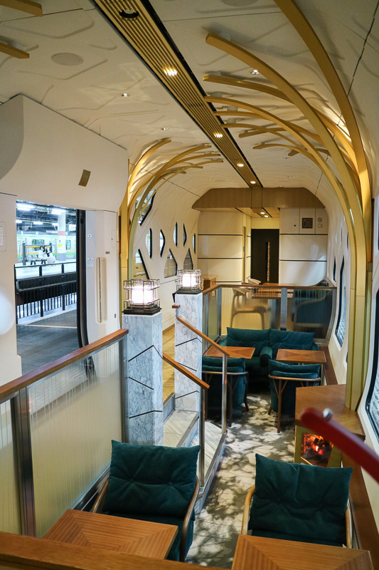 TRAIN SUITE 四季島のラウンジ「こもれび」