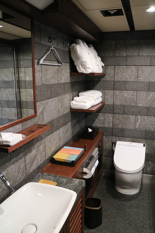 デラックススイートのの浴室にも檜風呂が用意されている