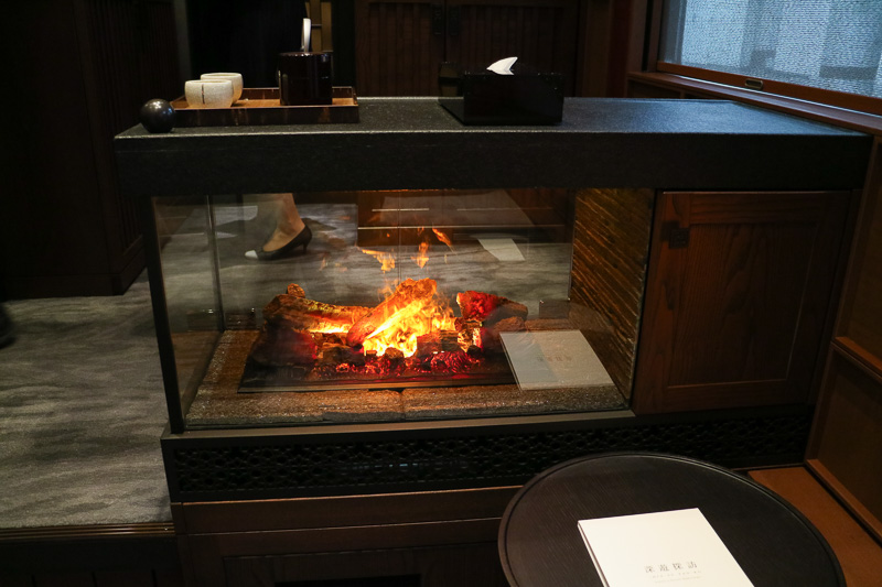 部屋の中央には暖炉が備えられている