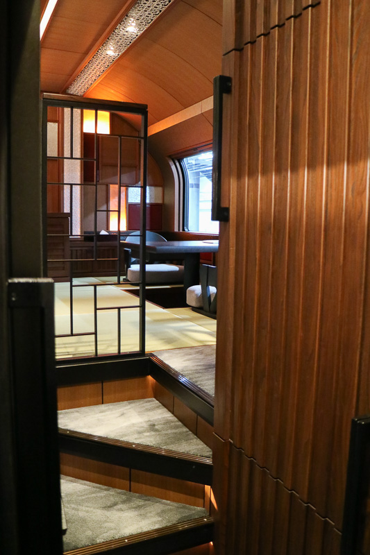 四季島スイートは上階が和室、下階が寝室と分かれており、浴室には檜風呂が備えられている