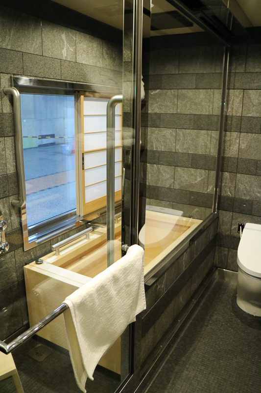 四季島スイートは上階が和室、下階が寝室と分かれており、浴室には檜風呂が備えられている