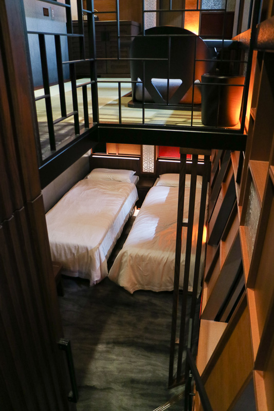 四季島スイートは上階が和室、下階が寝室と分かれており、浴室には檜風呂が備えられている