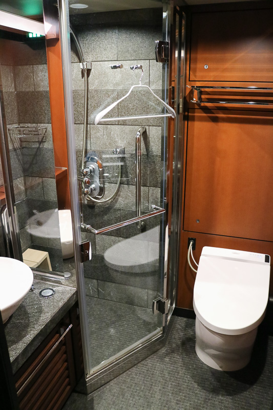 スイートの浴室はシャワールームのみとなる