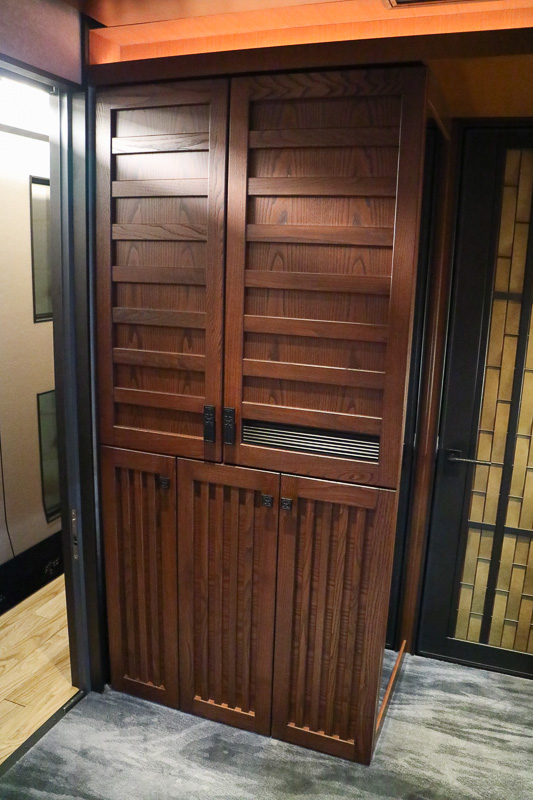 仙台箪笥をイメージした意匠のクローゼット。中にはハンガースペースのほかに金庫、小型の冷蔵庫、旅行バッグ置き場などが備えられている