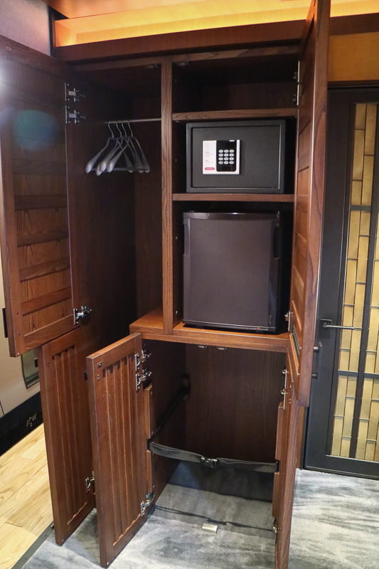 仙台箪笥をイメージした意匠のクローゼット。中にはハンガースペースのほかに金庫、小型の冷蔵庫、旅行バッグ置き場などが備えられている