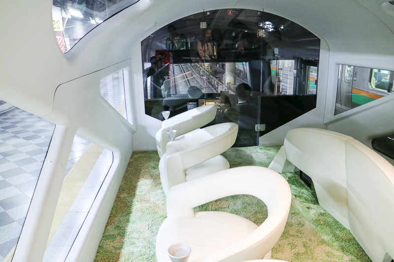 編成両端の1号車と10号車は展望車