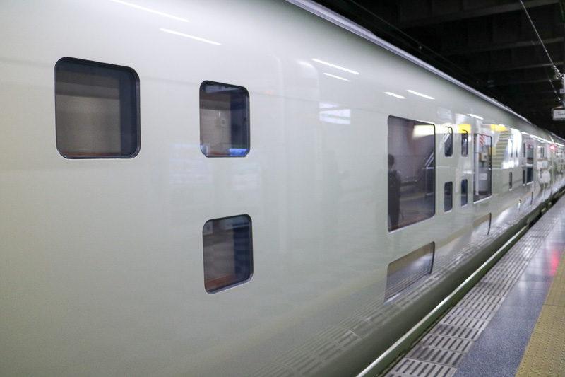 TRAIN SUITE 四季島は大小さまざまな窓が散りばめるように配置されている