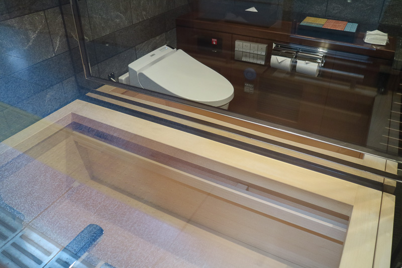 浴室を外から覗いたところ。もちろん障子を閉めることができる