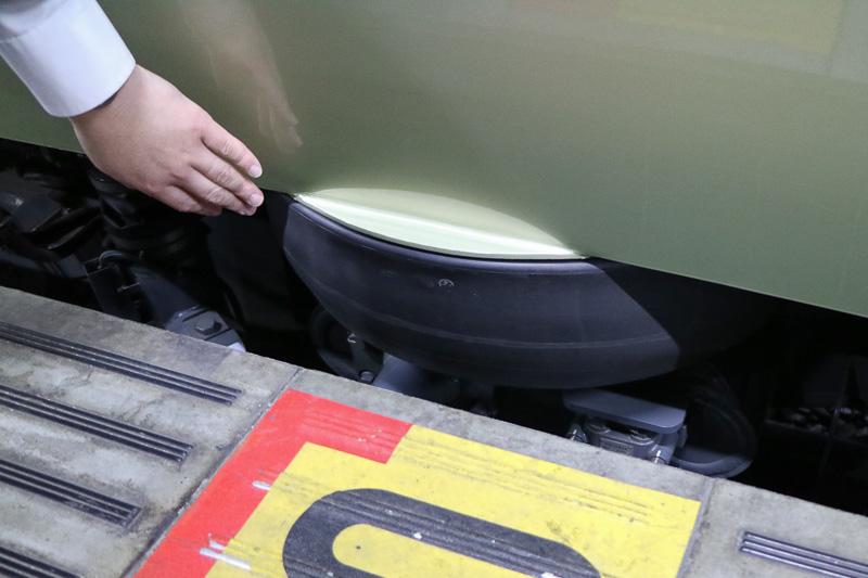 1両に4基、クルマでいうアクティブサスペンションに当たる装置を搭載して、車両の横揺れを抑制して、乗り心地を高めている