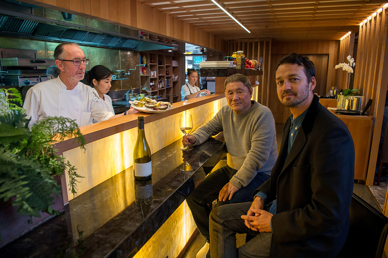 ビートたけし氏（中央）とルパート・サンダース監督（右）<br>（C）Paramount Pictures and DreamWorks Pictures / Jasin Boland