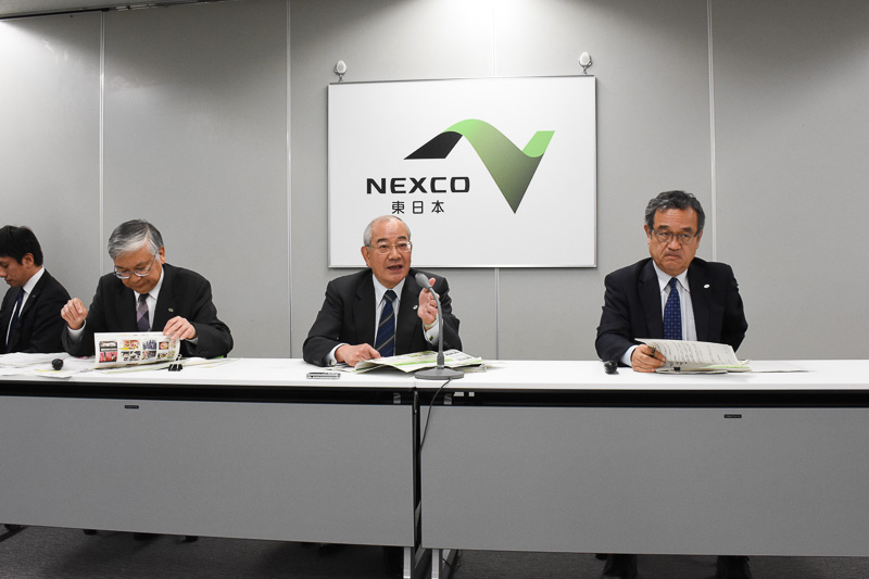 会見に臨んだのは左から、東日本高速道路株式会社 取締役兼専務執行役員 管理事業本部長 遠藤元一氏、代表取締役社長 廣瀨博氏、取締役兼常務執行役員 サービスエリア事業本部長 萩原隆一氏