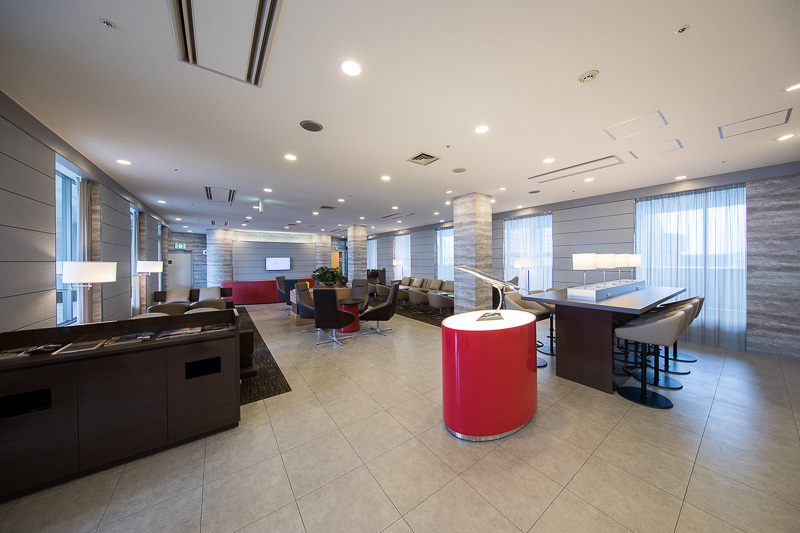 ラウンジ内はゆったりとした空間。50席ほどのソファが用意される