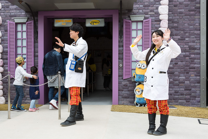 研究室員に扮したスタッフがお出迎え