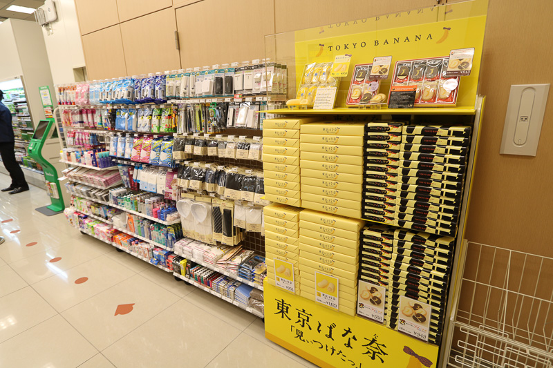 店内に入るとすぐ右には土産物と旅行用品が並ぶ