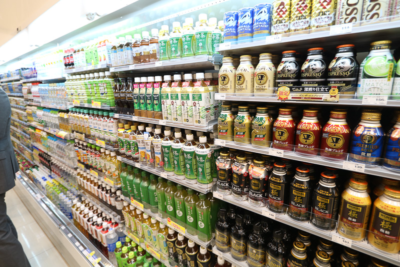 飲料を充実、奥には酒もある