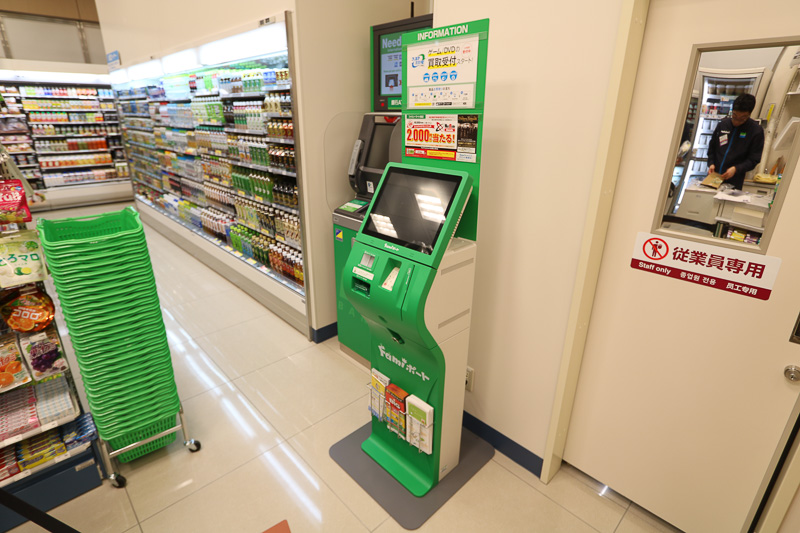 店内にファミポート。一部のバスタ発着のバスチケットが購入できるのも他店舗のファミポートと同様