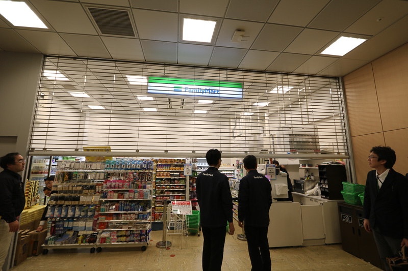 向かいの暫定店舗は本営業店舗オープンと同時に閉鎖