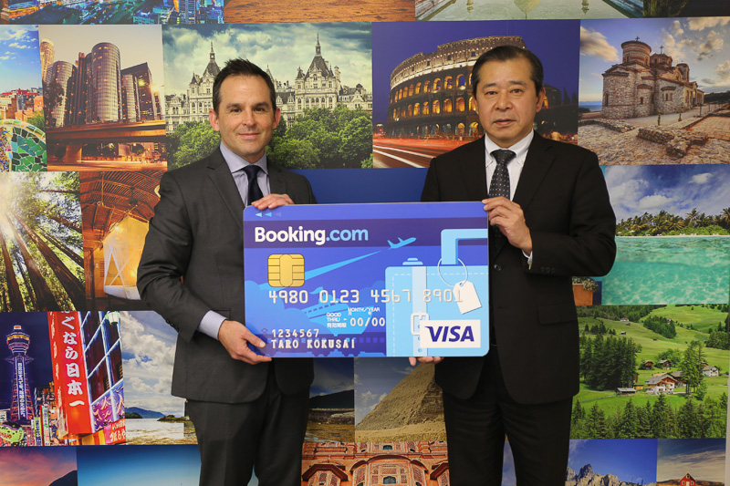 ブッキング・ドットコムの日本地区統括リージョナル・マネージャー アダム・ブラウンステイン氏と三井住友カード株式会社の東日本営業本部長 常務執行役員 鹿見良晴氏による契約締結の様子