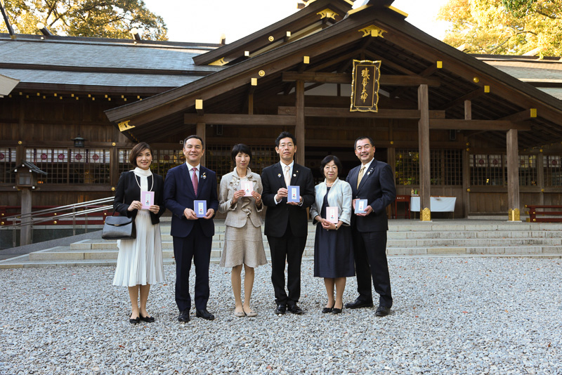 3カ所の神社を巡り、最後の猿田彦神社前で記念写真