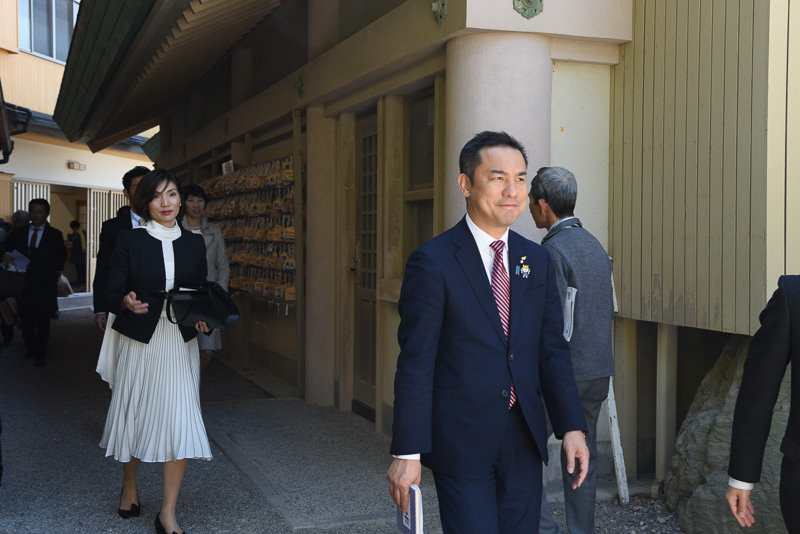 奉納後、拝殿から夫婦岩を望む場所に移動