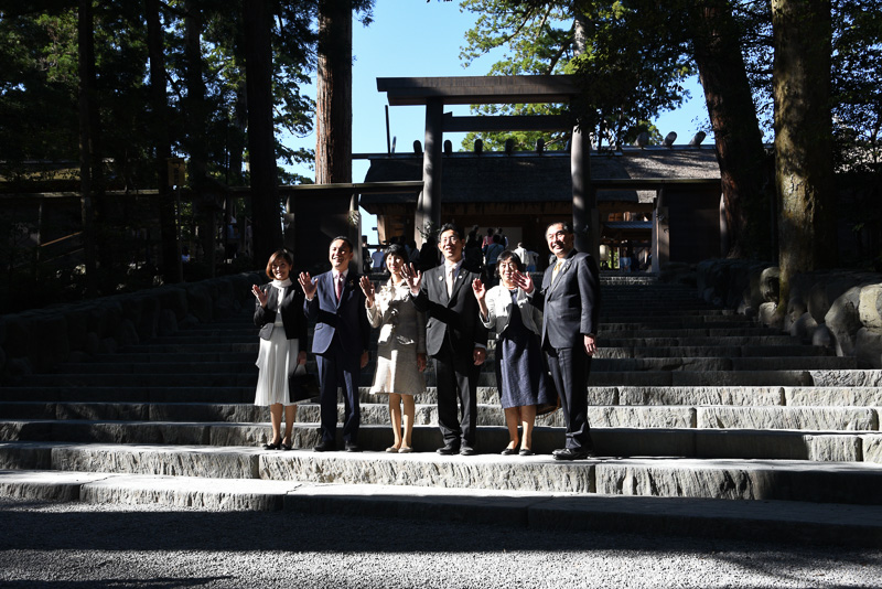 伊勢志摩サミットポーズで記念写真