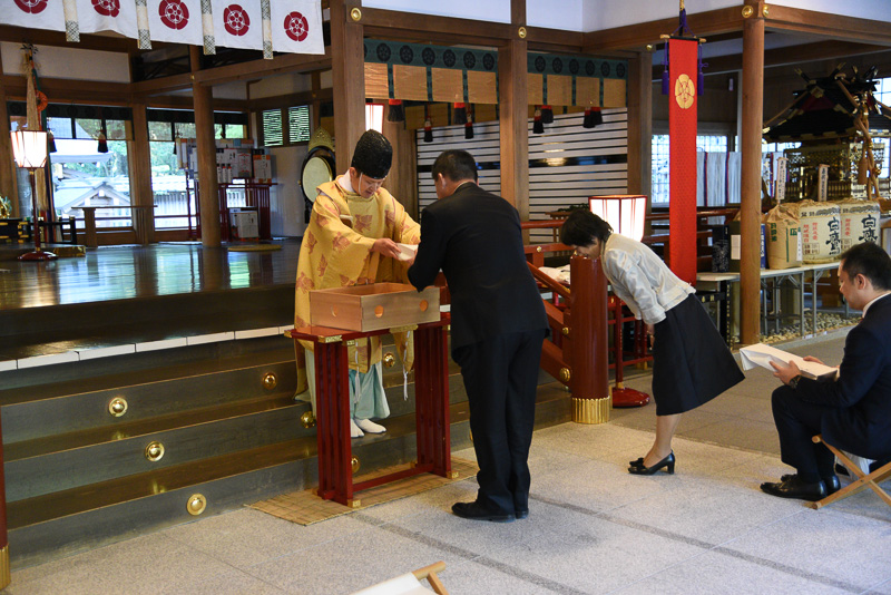 一礼し、受け取る