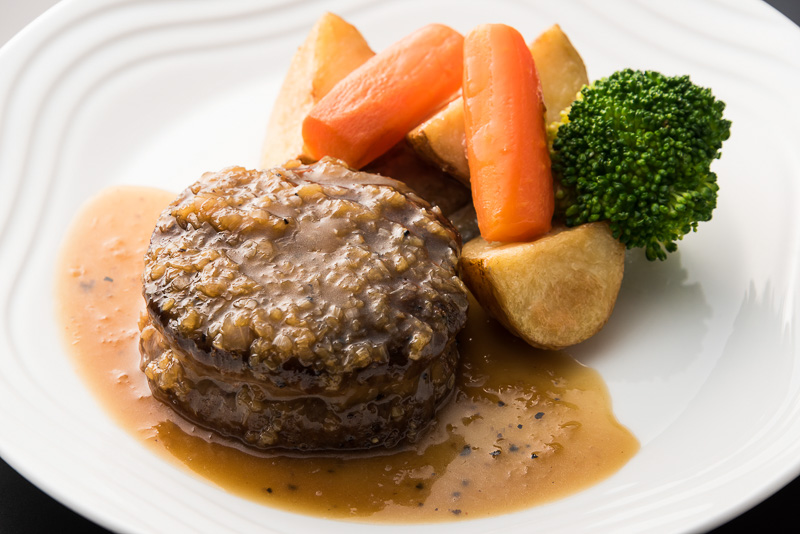 国際線ビジネスクラスで提供する「牛フィレ肉のステーキ 佐原産最上白味醂と醤油の香るソース」（千葉県）