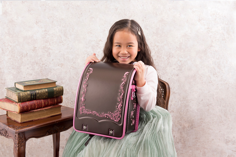 アリエルを刺繍でデザインした「プレミアムプラス」