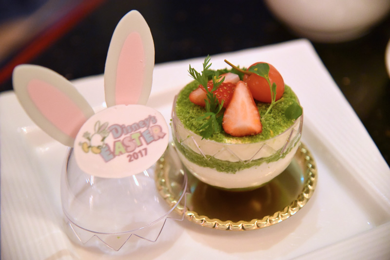 「“ディズニー・イースター”ケーキセット」（1450円）。そのままでもフタを開けても愛らしい見た目がポイント