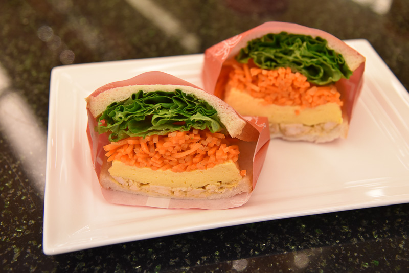 「たっぷり野菜とスパイシーチキンのサンドイッチ」