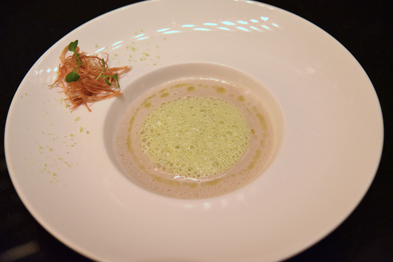 「新じゃがいもとゴボウのクリームスープ ピスタチオの香り」