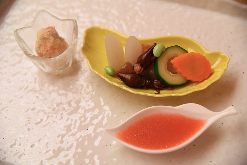 「前菜盛り合わせ」は、色鮮やかな梅ドレッシングを好みで付けて味わう
