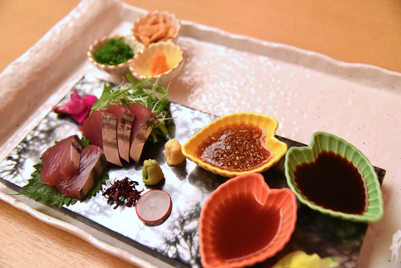 「お造り」は初鰹。薬味の種類も多く、どれを使おうかと考えるのも楽しい