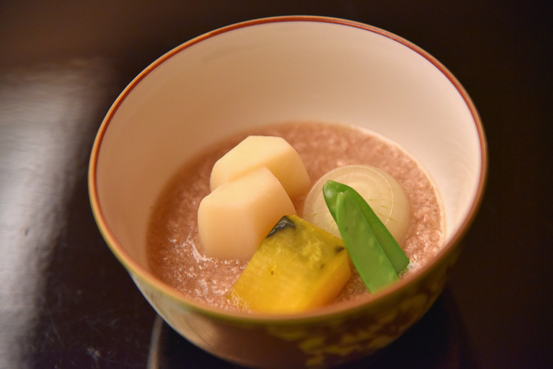 「新馬鈴薯と玉葱の煮物」。新じゃがとともに豚そぼろの餡かけもたっぷり