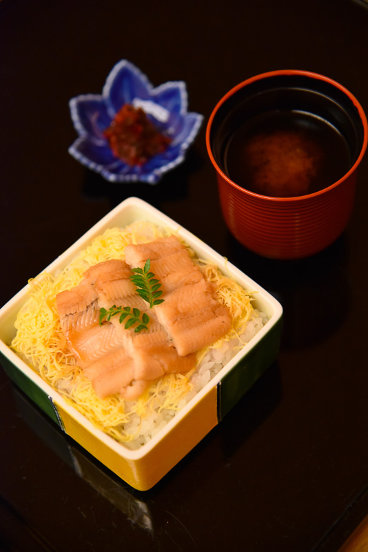 「煮穴子丼」は御飯茶碗一杯より若干少なめの食べきりサイズ