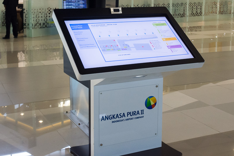 空港内にはタッチパネル対応の施設案内が置かれている