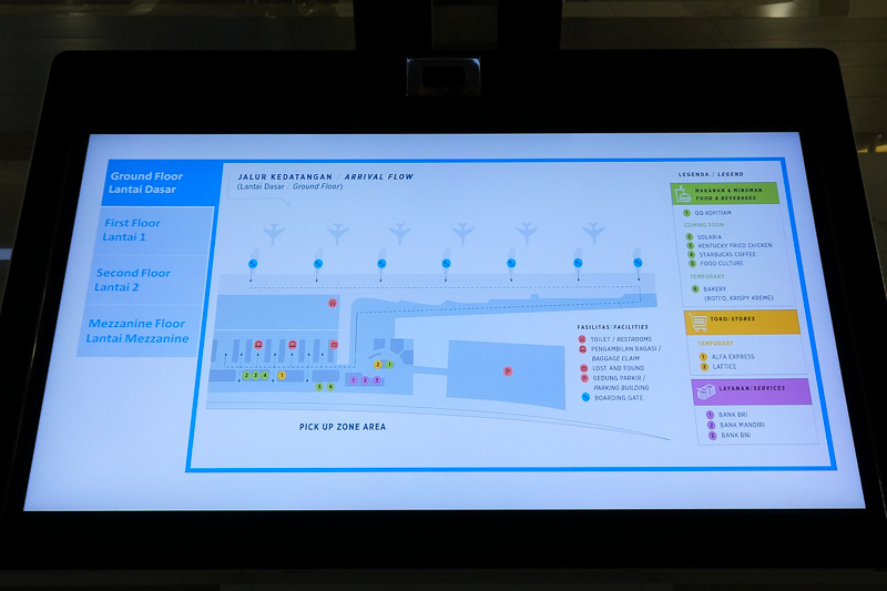 空港内にはタッチパネル対応の施設案内が置かれている